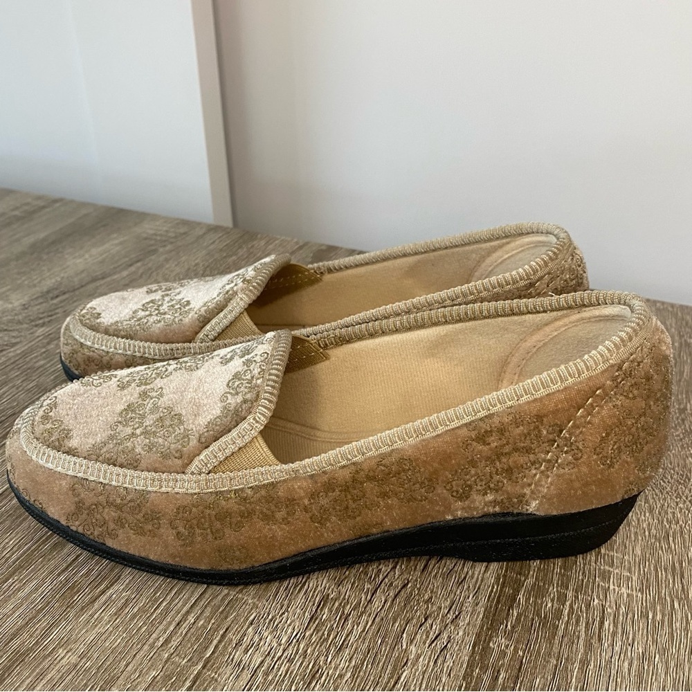 Naturalizer Velvety Loafers Size 6 - Picture 2 of 12